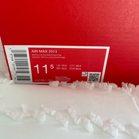 New in box! Nike Men's Gray and Silver Airmax - Picture 2 of 4